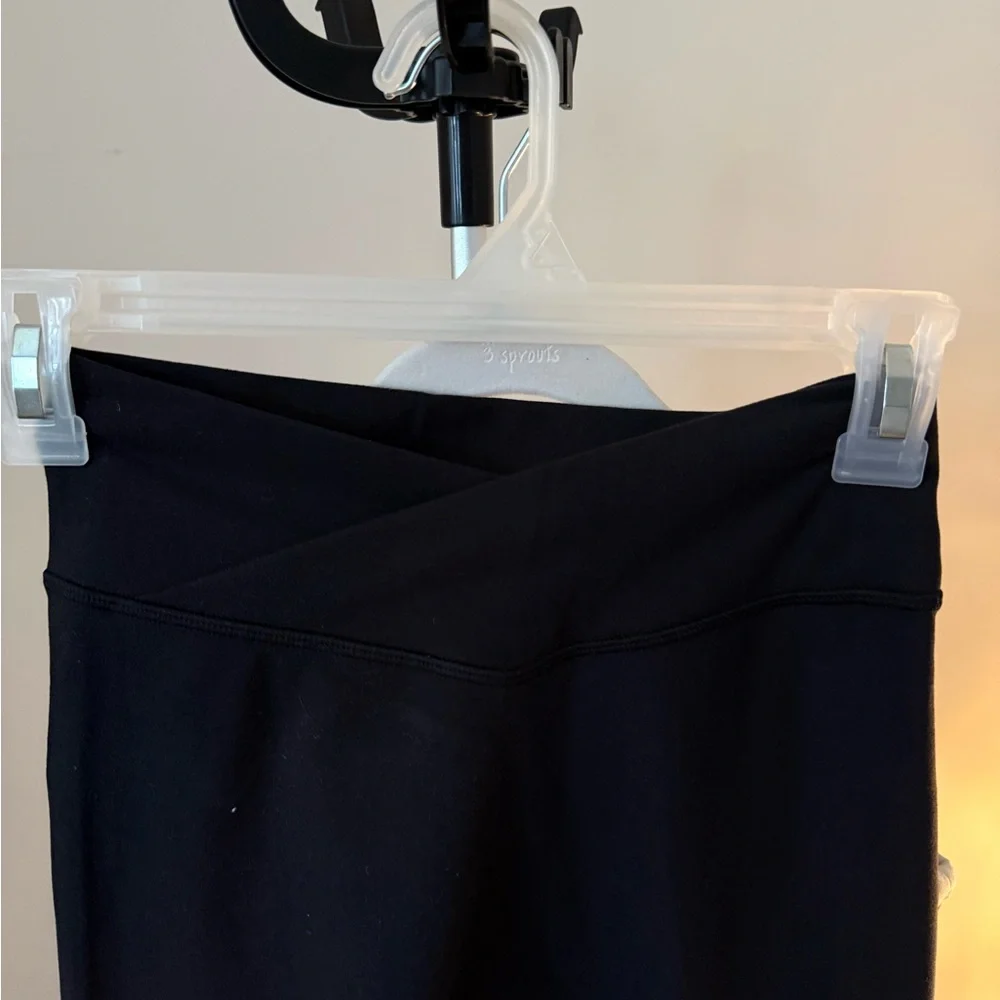 437 Chic Black and White Activewear Set - Picture 5 of 8